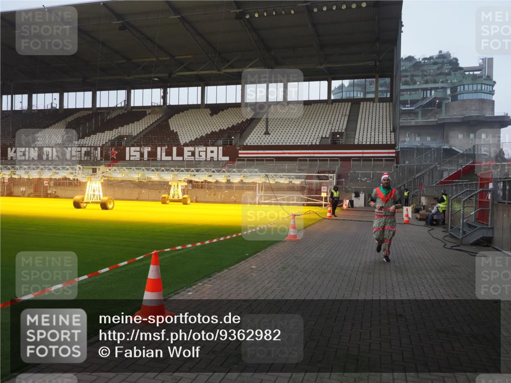 07.12.2025 - St. Pauli X-Mass-Run No. 15 Fabian Wolf http://msf.ph/oto/9362982 07.12.2025 10:02:10 Ziel 1934, 2472, 3944 meine-sportfotos.de