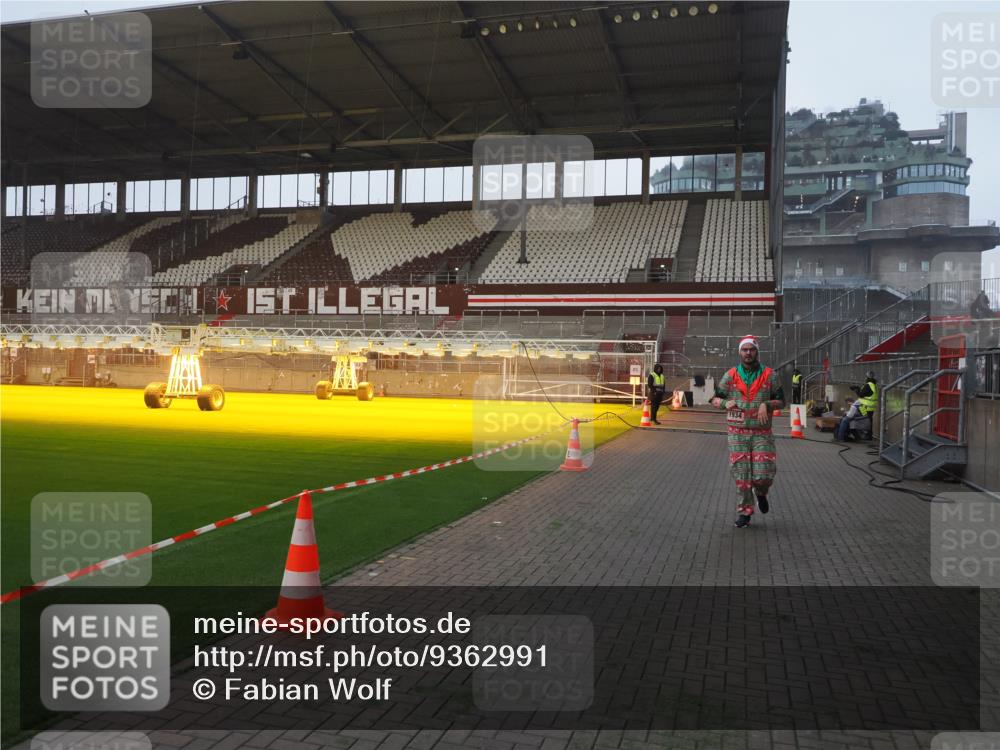 07.12.2025 - St. Pauli X-Mass-Run No. 15 Fabian Wolf http://msf.ph/oto/9362991 07.12.2025 10:02:10 Ziel 1934, 2472, 3944 meine-sportfotos.de