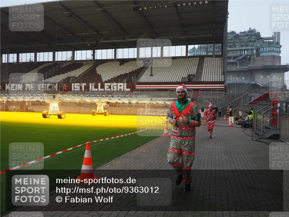 07.12.2025 - St. Pauli X-Mass-Run No. 15 Fabian Wolf http://msf.ph/oto/9363012 07.12.2025 10:02:12 Ziel 1934, 2472, 3944 meine-sportfotos.de