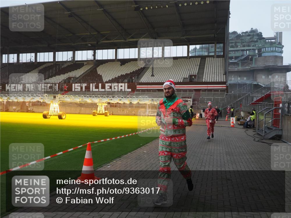 07.12.2025 - St. Pauli X-Mass-Run No. 15 Fabian Wolf http://msf.ph/oto/9363017 07.12.2025 10:02:13 Ziel 1934, 2472, 2923, 3944 meine-sportfotos.de