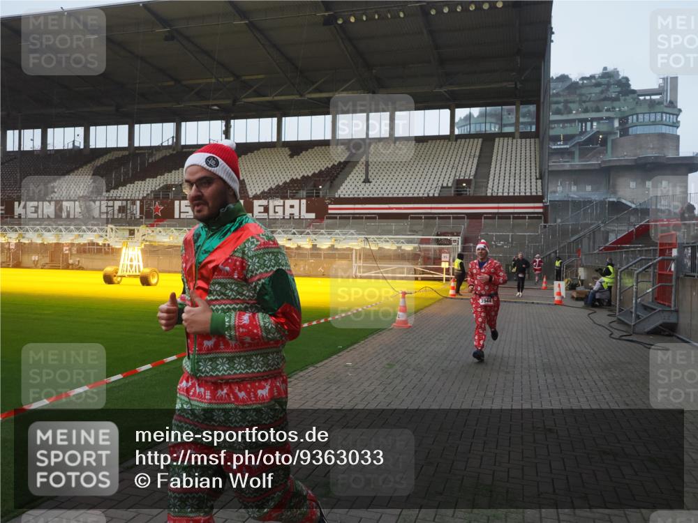 07.12.2025 - St. Pauli X-Mass-Run No. 15 Fabian Wolf http://msf.ph/oto/9363033 07.12.2025 10:02:13 Ziel 1934, 2472, 2923, 3944 meine-sportfotos.de