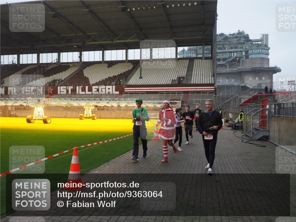 07.12.2025 - St. Pauli X-Mass-Run No. 15 Fabian Wolf http://msf.ph/oto/9363064 07.12.2025 10:02:24 Ziel 63, 304, 1828, 1829, 1934, 2604, 2923, 3944 meine-sportfotos.de