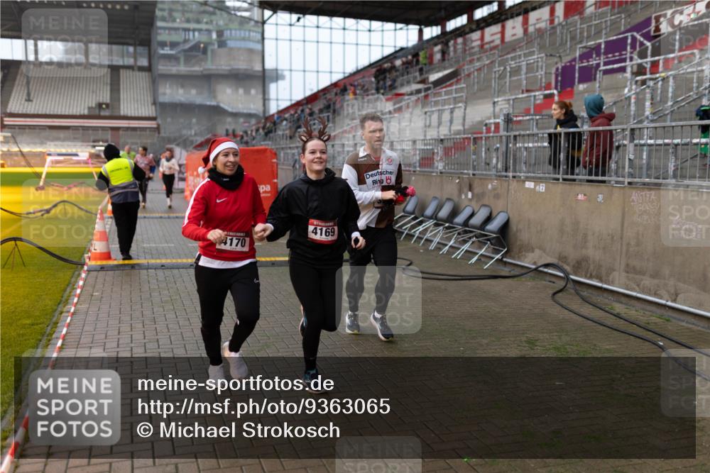 07.12.2025 - St. Pauli X-Mass-Run No. 15 Michael Strokosch http://msf.ph/oto/9363065 07.12.2025 11:21:47 Laufen 4170, 4169 meine-sportfotos.de