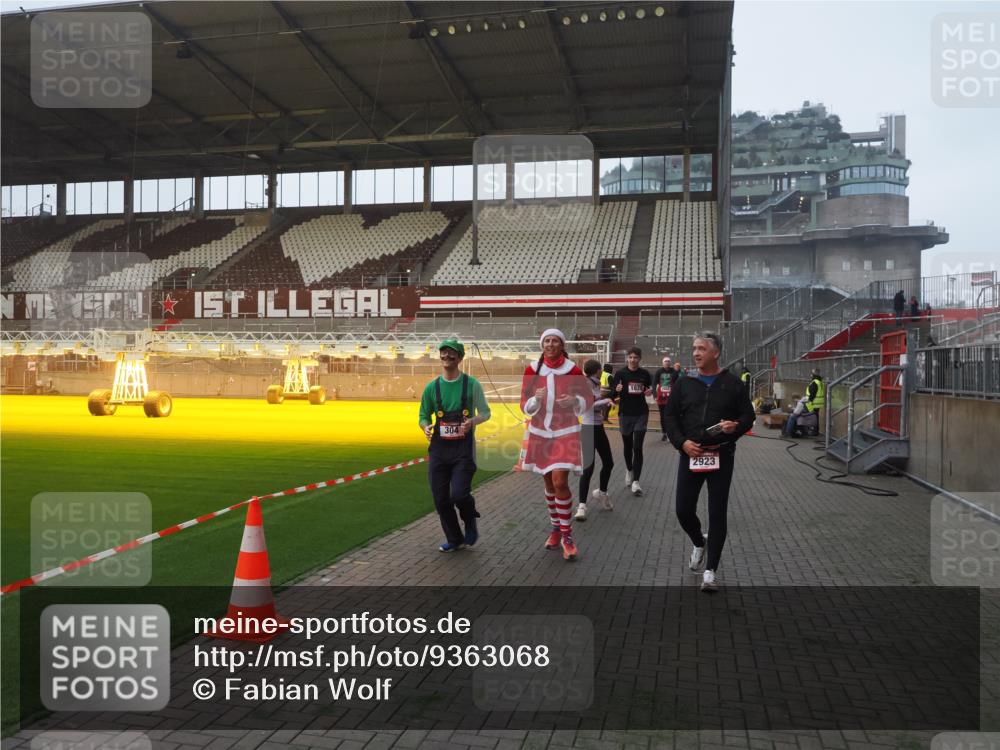 07.12.2025 - St. Pauli X-Mass-Run No. 15 Fabian Wolf http://msf.ph/oto/9363068 07.12.2025 10:02:25 Ziel 63, 304, 1105, 1828, 1829, 1934, 2604, 2923, 3944 meine-sportfotos.de