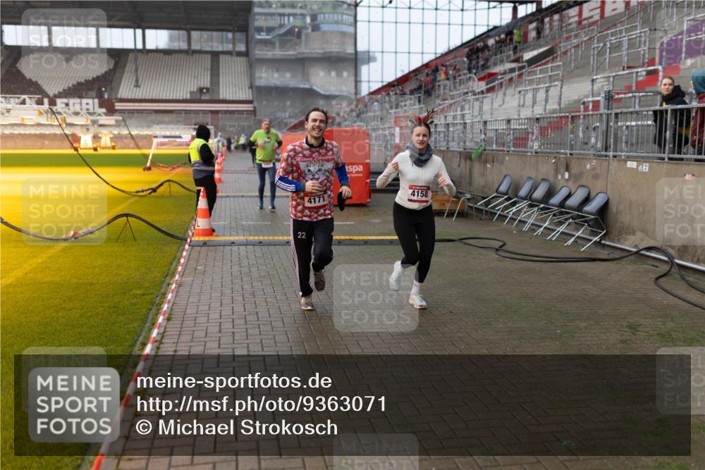 07.12.2025 - St. Pauli X-Mass-Run No. 15 Michael Strokosch http://msf.ph/oto/9363071 07.12.2025 11:21:53 Laufen 4171, 22, 4158 meine-sportfotos.de
