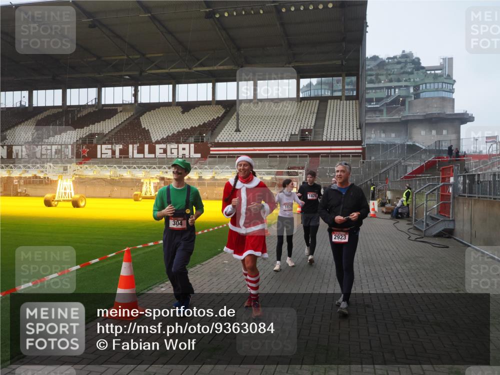 07.12.2025 - St. Pauli X-Mass-Run No. 15 Fabian Wolf http://msf.ph/oto/9363084 07.12.2025 10:02:25 Ziel 63, 304, 1105, 1828, 1829, 1934, 2604, 2923, 3944 meine-sportfotos.de