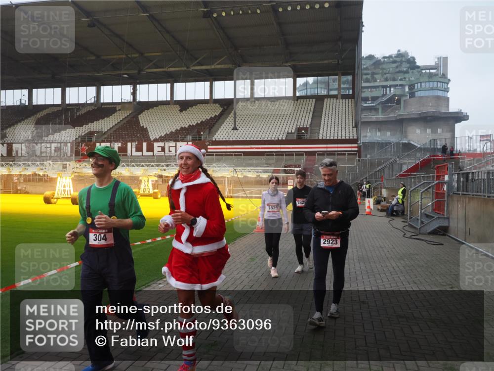 07.12.2025 - St. Pauli X-Mass-Run No. 15 Fabian Wolf http://msf.ph/oto/9363096 07.12.2025 10:02:26 Ziel 63, 304, 1105, 1828, 1829, 1934, 2604, 2923, 3944 meine-sportfotos.de