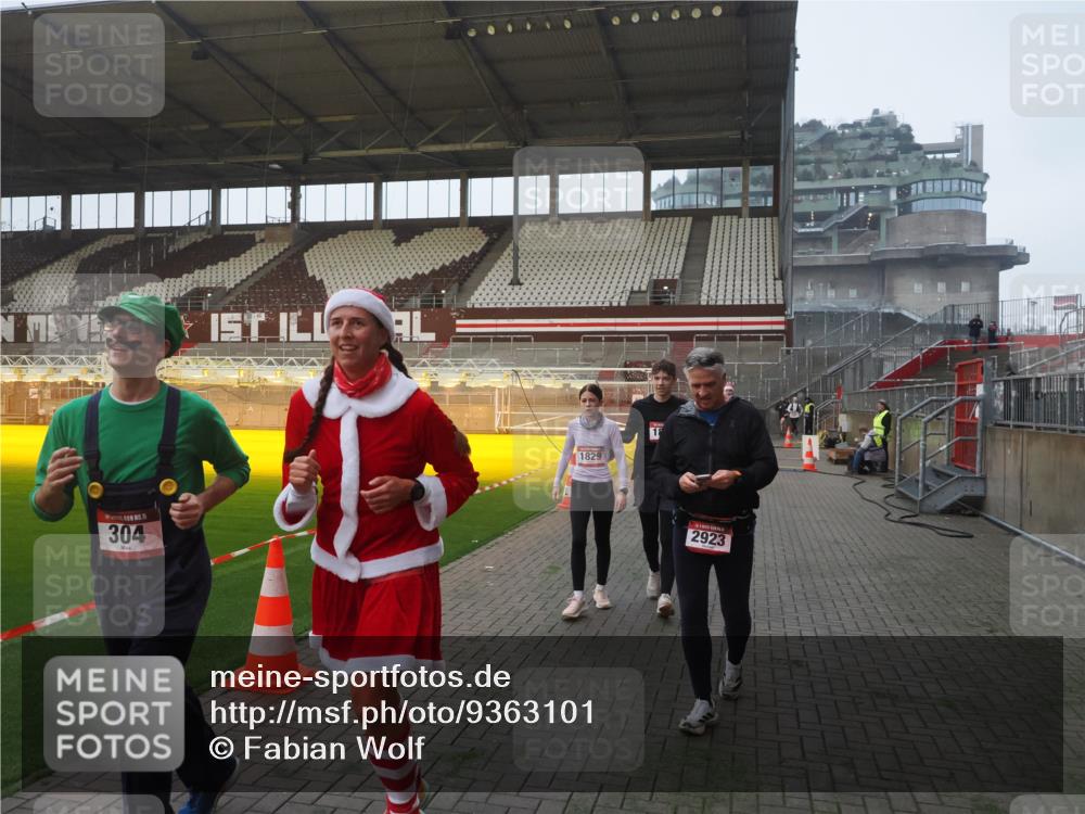07.12.2025 - St. Pauli X-Mass-Run No. 15 Fabian Wolf http://msf.ph/oto/9363101 07.12.2025 10:02:26 Ziel 63, 304, 1105, 1828, 1829, 1934, 2604, 2923, 3944 meine-sportfotos.de