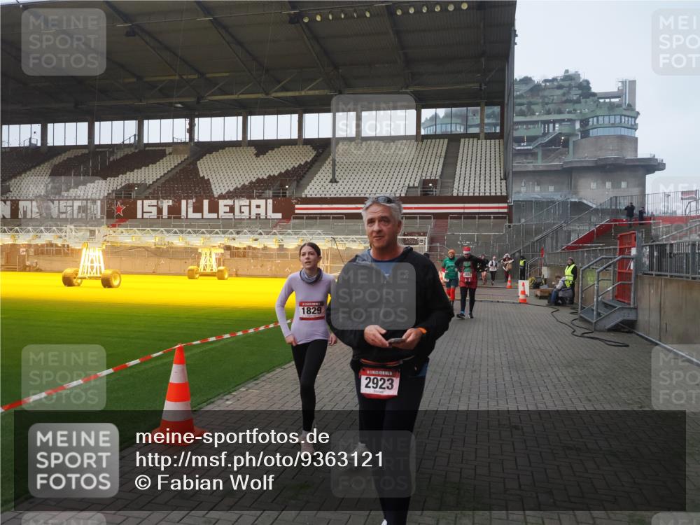 07.12.2025 - St. Pauli X-Mass-Run No. 15 Fabian Wolf http://msf.ph/oto/9363121 07.12.2025 10:02:28 Ziel 63, 304, 1105, 1828, 1829, 2604, 2923, 3944 meine-sportfotos.de