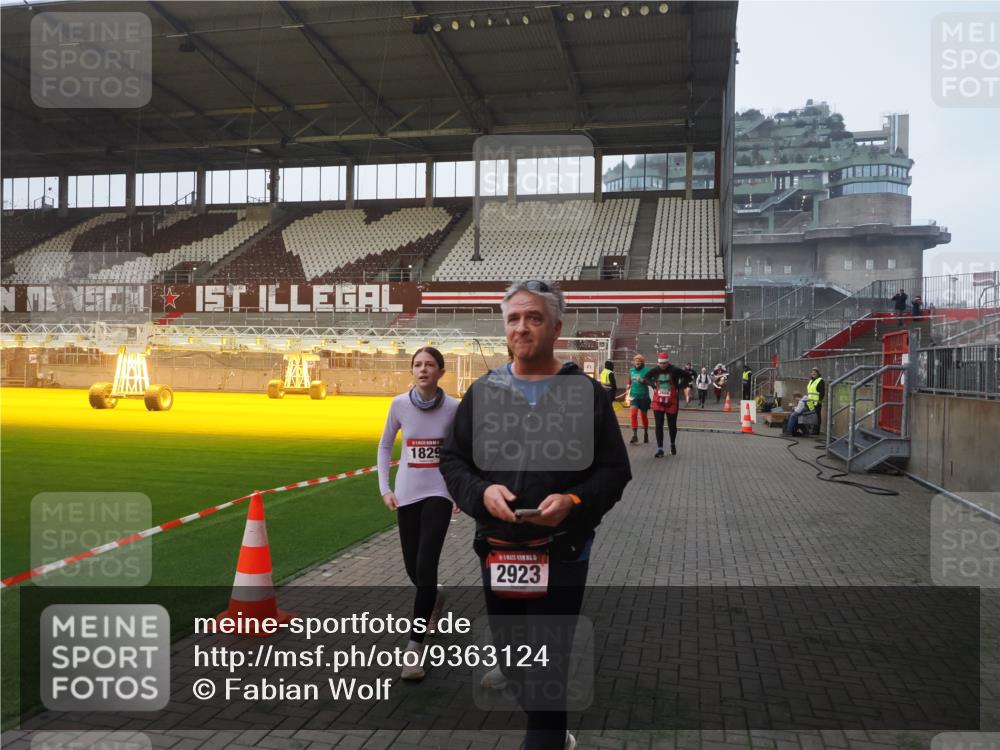 07.12.2025 - St. Pauli X-Mass-Run No. 15 Fabian Wolf http://msf.ph/oto/9363124 07.12.2025 10:02:28 Ziel 63, 304, 1105, 1828, 1829, 2604, 2923, 3944 meine-sportfotos.de