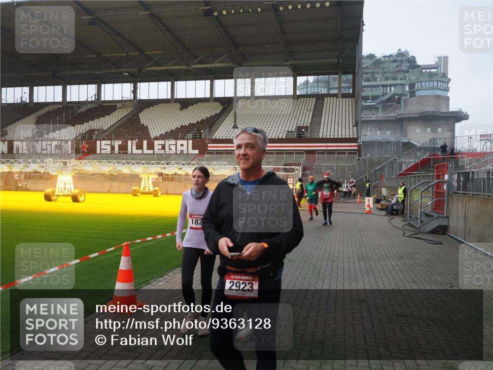07.12.2025 - St. Pauli X-Mass-Run No. 15 Fabian Wolf http://msf.ph/oto/9363128 07.12.2025 10:02:28 Ziel 63, 304, 1105, 1828, 1829, 2604, 2923, 3944 meine-sportfotos.de