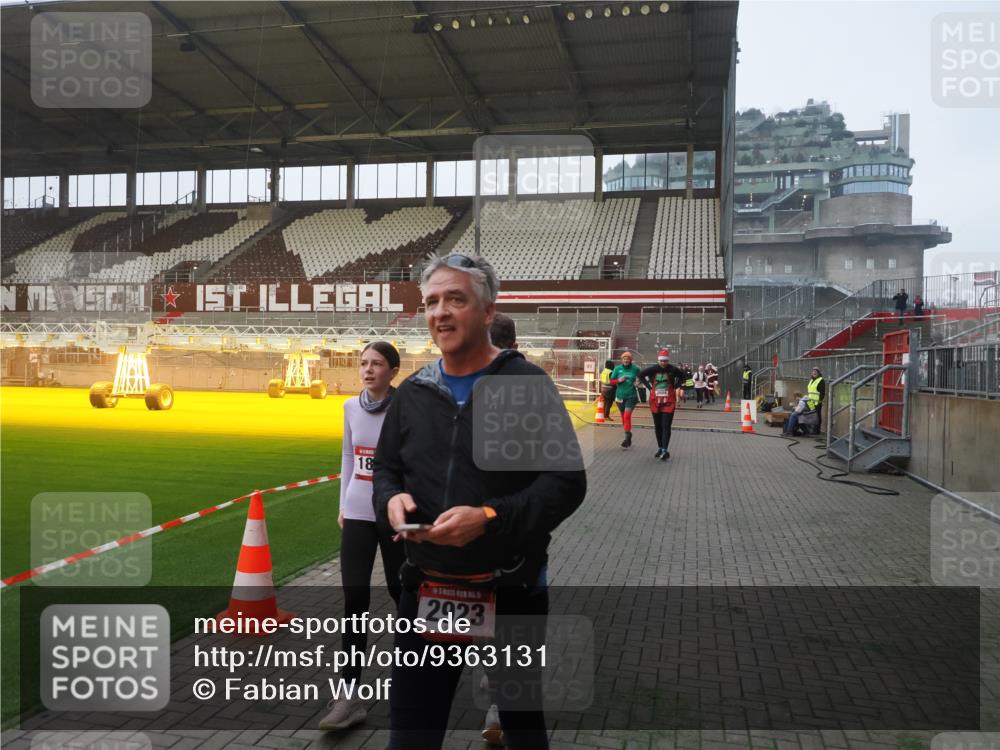 07.12.2025 - St. Pauli X-Mass-Run No. 15 Fabian Wolf http://msf.ph/oto/9363131 07.12.2025 10:02:28 Ziel 63, 304, 1105, 1828, 1829, 2604, 2923, 3944 meine-sportfotos.de