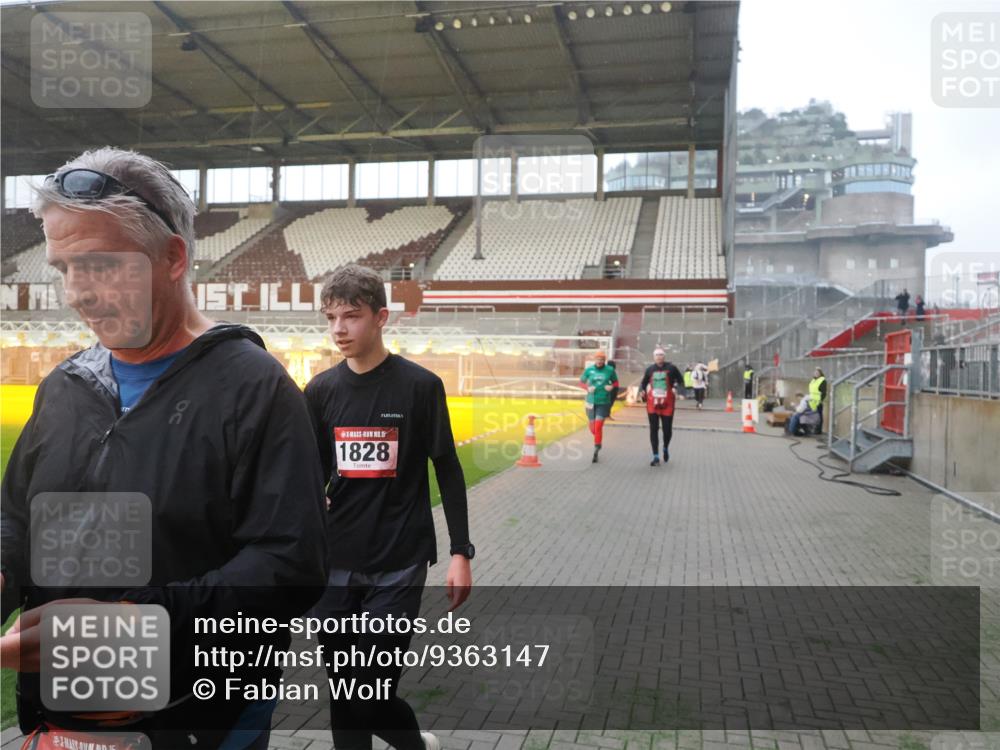 07.12.2025 - St. Pauli X-Mass-Run No. 15 Fabian Wolf http://msf.ph/oto/9363147 07.12.2025 10:02:29 Ziel 63, 304, 1105, 1828, 1829, 2604, 2923, 3944 meine-sportfotos.de