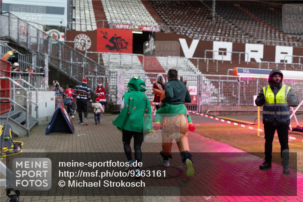 07.12.2025 - St. Pauli X-Mass-Run No. 15 Michael Strokosch http://msf.ph/oto/9363161 07.12.2025 11:47:50 Laufen 2, 6709 meine-sportfotos.de