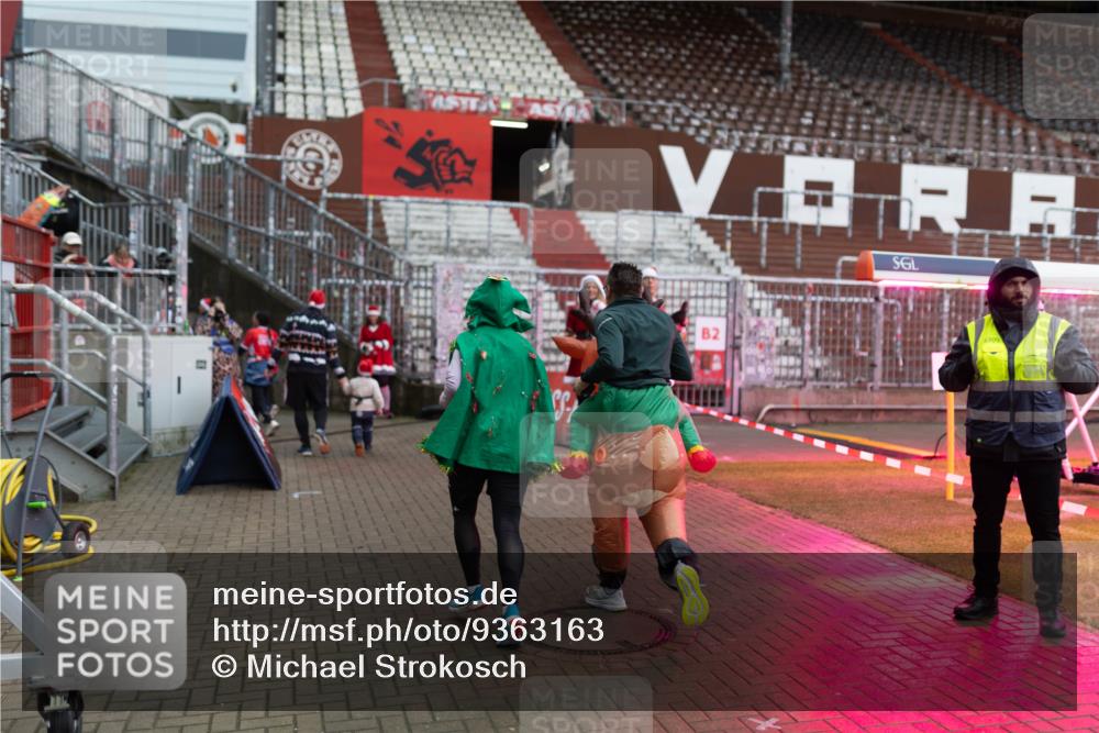 07.12.2025 - St. Pauli X-Mass-Run No. 15 Michael Strokosch http://msf.ph/oto/9363163 07.12.2025 11:47:50 Laufen 2, 6709 meine-sportfotos.de