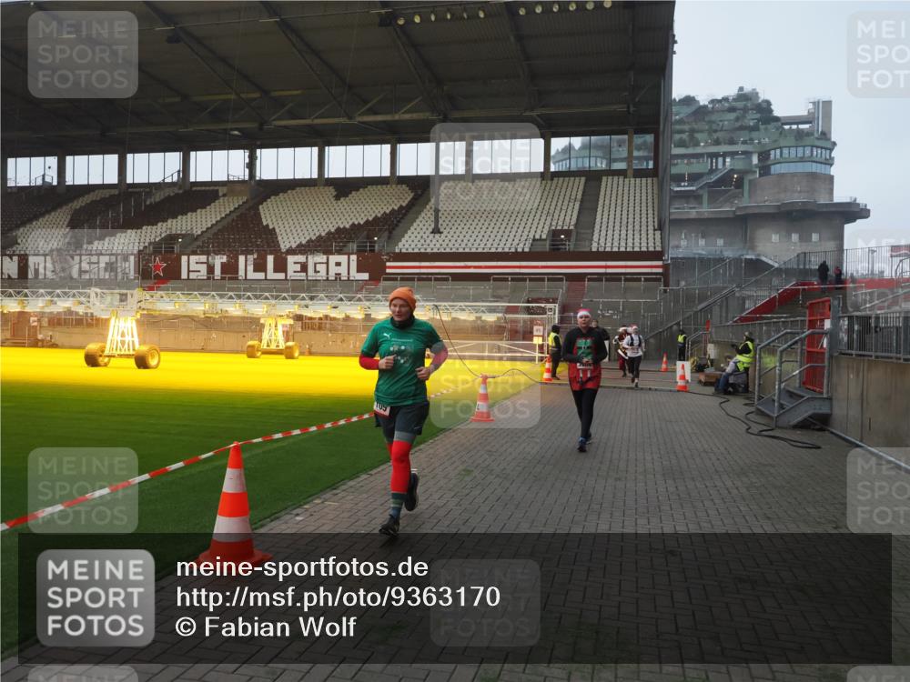 07.12.2025 - St. Pauli X-Mass-Run No. 15 Fabian Wolf http://msf.ph/oto/9363170 07.12.2025 10:02:32 Ziel 63, 304, 1105, 1828, 1829, 2510, 2514, 2604, 2908, 2923 meine-sportfotos.de