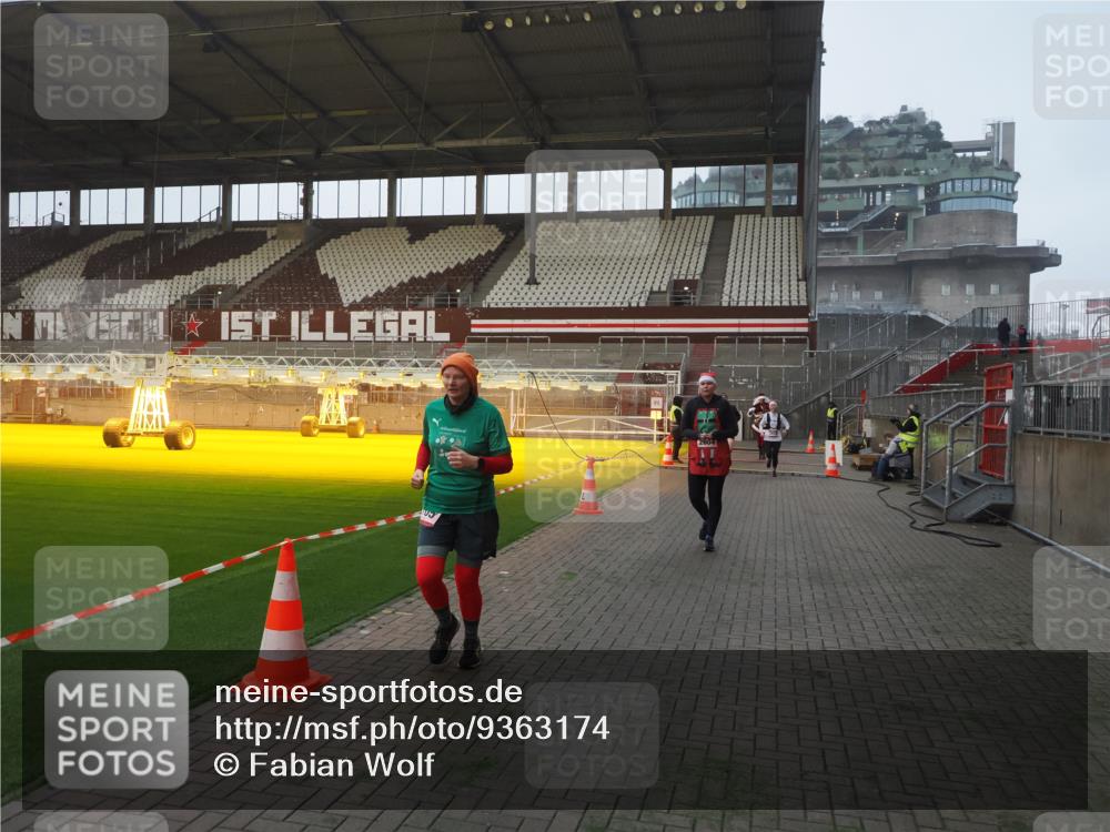 07.12.2025 - St. Pauli X-Mass-Run No. 15 Fabian Wolf http://msf.ph/oto/9363174 07.12.2025 10:02:32 Ziel 63, 304, 1105, 1828, 1829, 2510, 2514, 2604, 2908, 2923 meine-sportfotos.de