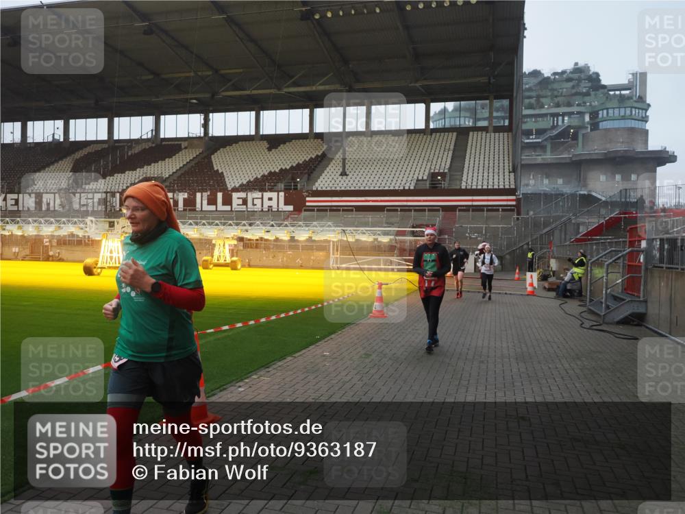 07.12.2025 - St. Pauli X-Mass-Run No. 15 Fabian Wolf http://msf.ph/oto/9363187 07.12.2025 10:02:33 Ziel 63, 304, 1105, 1828, 1829, 2510, 2514, 2604, 2908, 2923 meine-sportfotos.de