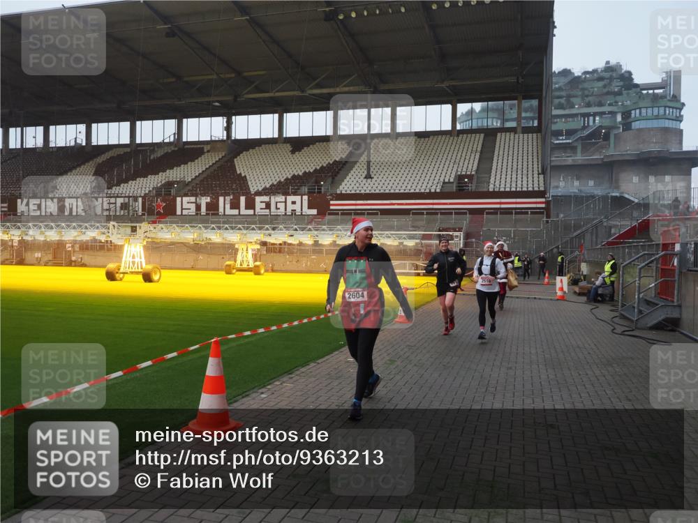 07.12.2025 - St. Pauli X-Mass-Run No. 15 Fabian Wolf http://msf.ph/oto/9363213 07.12.2025 10:02:35 Ziel 63, 304, 1105, 1828, 1829, 2510, 2514, 2604, 2908 meine-sportfotos.de
