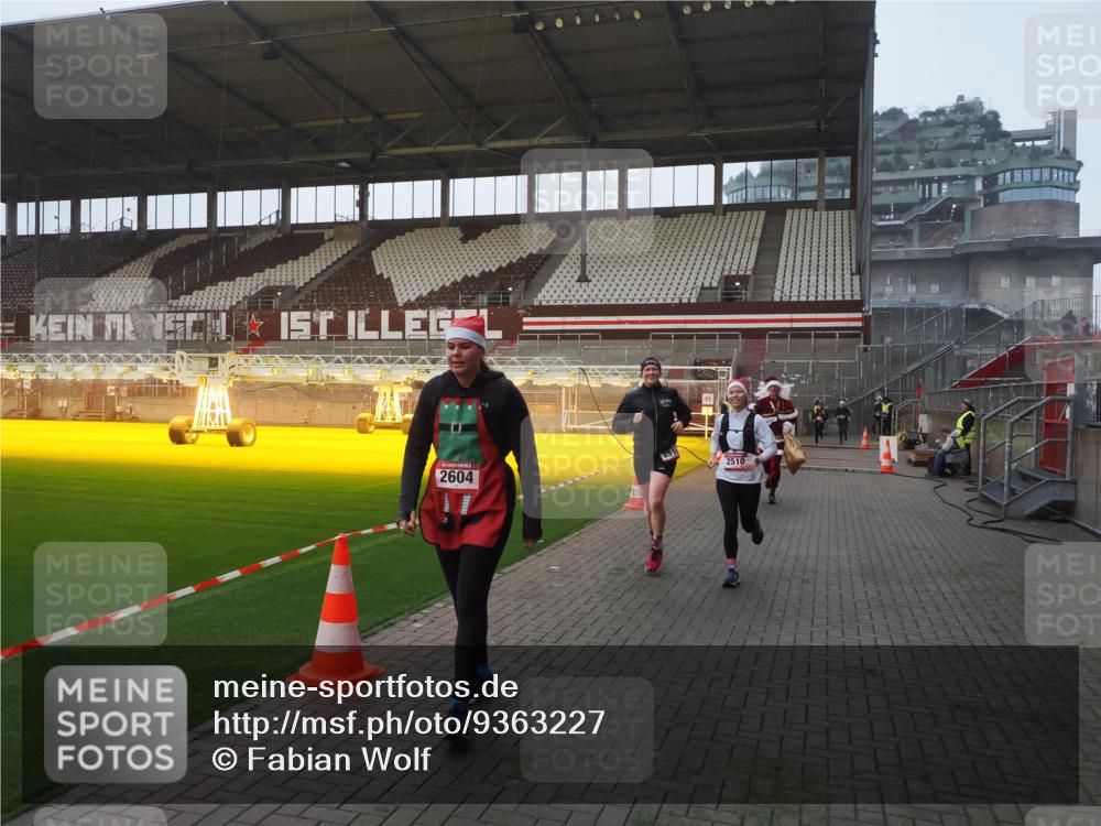 07.12.2025 - St. Pauli X-Mass-Run No. 15 Fabian Wolf http://msf.ph/oto/9363227 07.12.2025 10:02:36 Ziel 63, 304, 1105, 1828, 1829, 2510, 2514, 2604, 2908 meine-sportfotos.de