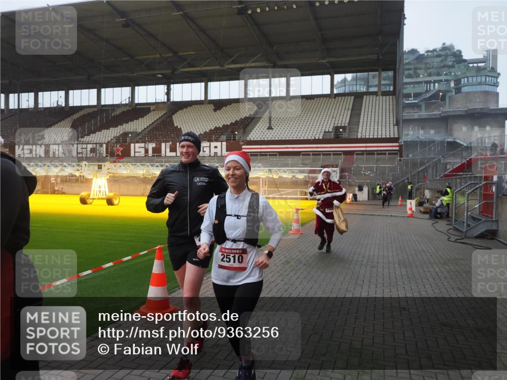 07.12.2025 - St. Pauli X-Mass-Run No. 15 Fabian Wolf http://msf.ph/oto/9363256 07.12.2025 10:02:37 Ziel 63, 304, 1105, 1828, 1829, 2510, 2514, 2604, 2908 meine-sportfotos.de