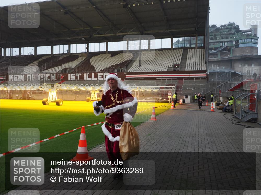 07.12.2025 - St. Pauli X-Mass-Run No. 15 Fabian Wolf http://msf.ph/oto/9363289 07.12.2025 10:02:39 Ziel 1105, 1828, 1829, 2510, 2514, 2604, 2780, 2781, 2908 meine-sportfotos.de