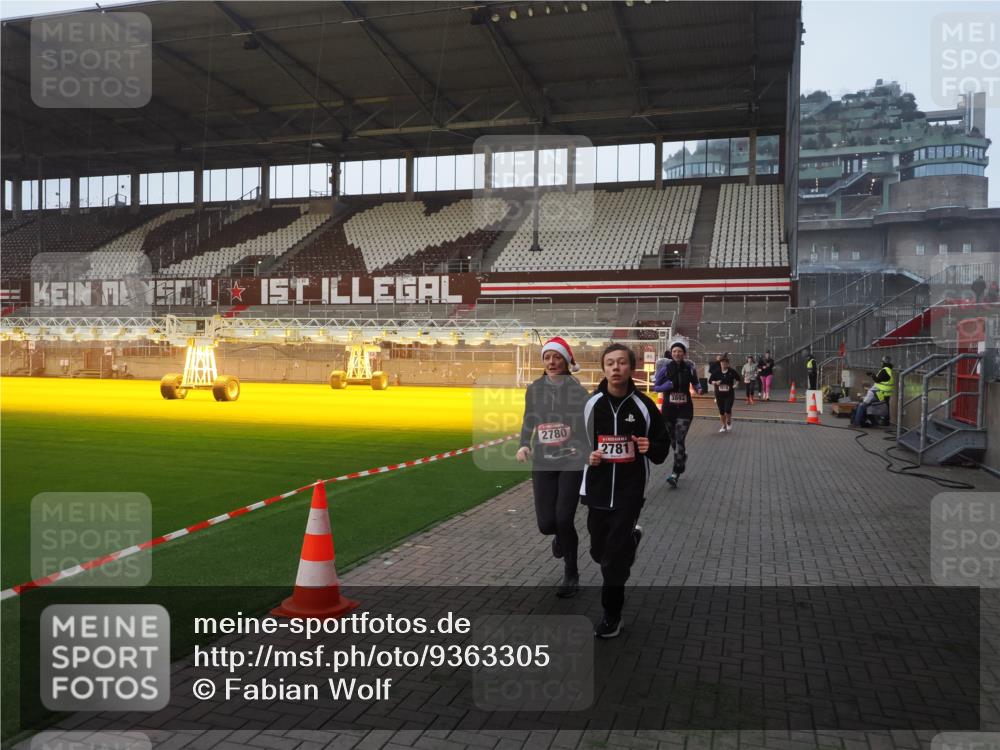 07.12.2025 - St. Pauli X-Mass-Run No. 15 Fabian Wolf http://msf.ph/oto/9363305 07.12.2025 10:02:45 Ziel 1105, 2510, 2514, 2780, 2781, 2908, 3518, 3892 meine-sportfotos.de