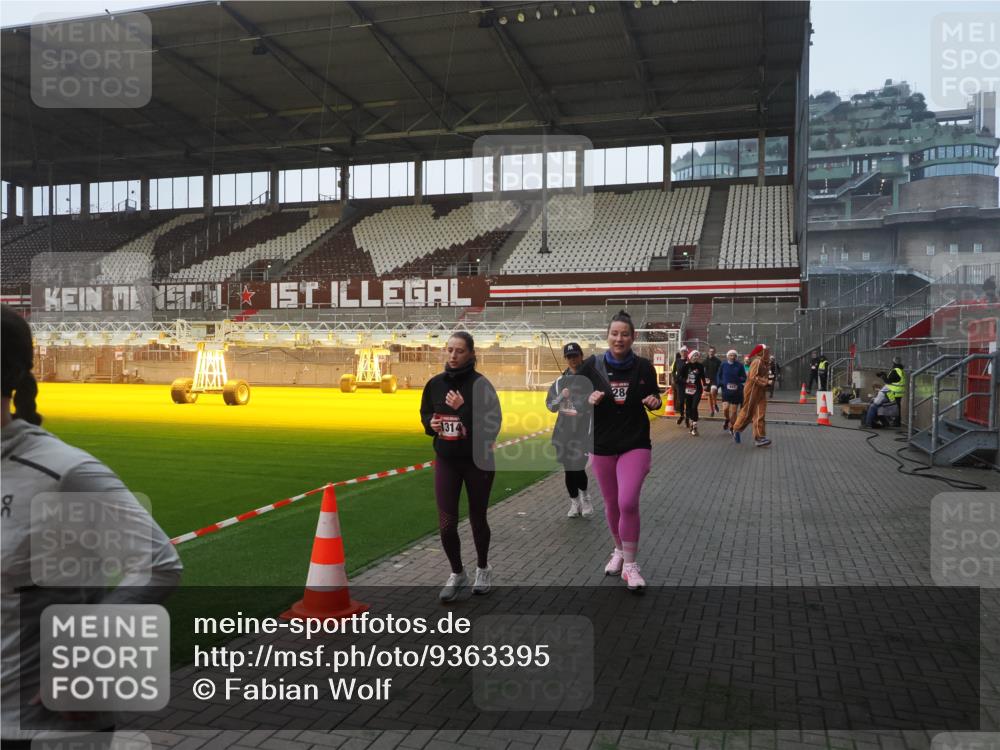 07.12.2025 - St. Pauli X-Mass-Run No. 15 Fabian Wolf http://msf.ph/oto/9363395 07.12.2025 10:02:55 Ziel 442, 443, 885, 918, 936, 943, 1314, 2505, 2780, 2781, 3284, 3417, 3518, 3892 meine-sportfotos.de