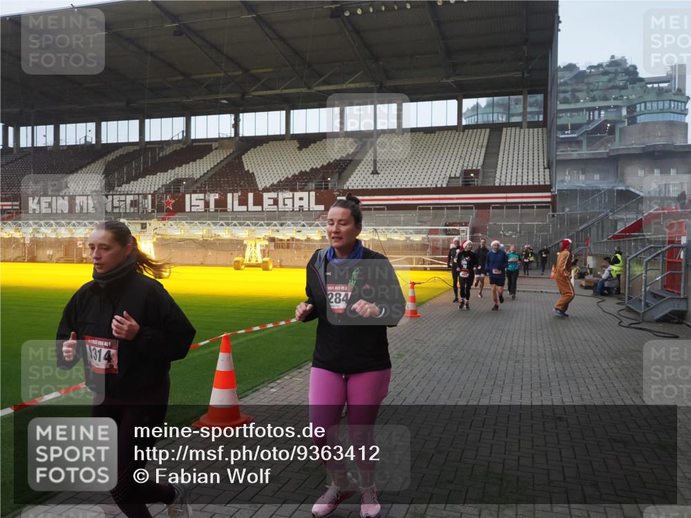07.12.2025 - St. Pauli X-Mass-Run No. 15 Fabian Wolf http://msf.ph/oto/9363412 07.12.2025 10:02:56 Ziel 442, 443, 885, 918, 936, 943, 1314, 2505, 2780, 2781, 3284, 3417, 3518, 3892 meine-sportfotos.de