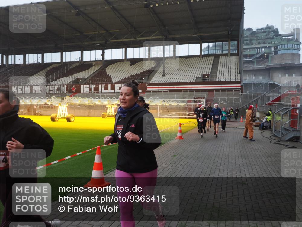 07.12.2025 - St. Pauli X-Mass-Run No. 15 Fabian Wolf http://msf.ph/oto/9363415 07.12.2025 10:02:56 Ziel 442, 443, 885, 918, 936, 943, 1314, 2505, 2780, 2781, 3284, 3417, 3518, 3892 meine-sportfotos.de