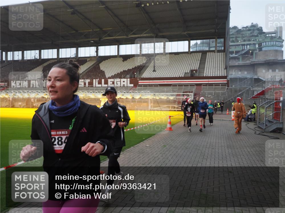 07.12.2025 - St. Pauli X-Mass-Run No. 15 Fabian Wolf http://msf.ph/oto/9363421 07.12.2025 10:02:56 Ziel 442, 443, 885, 918, 936, 943, 1314, 2505, 2780, 2781, 3284, 3417, 3518, 3892 meine-sportfotos.de