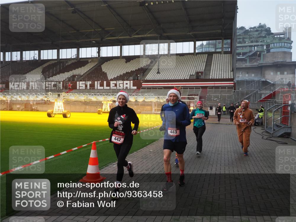 07.12.2025 - St. Pauli X-Mass-Run No. 15 Fabian Wolf http://msf.ph/oto/9363458 07.12.2025 10:02:59 Ziel 177, 442, 443, 885, 918, 936, 943, 956, 1314, 2505, 2780, 3284, 3417, 3518, 3892 meine-sportfotos.de