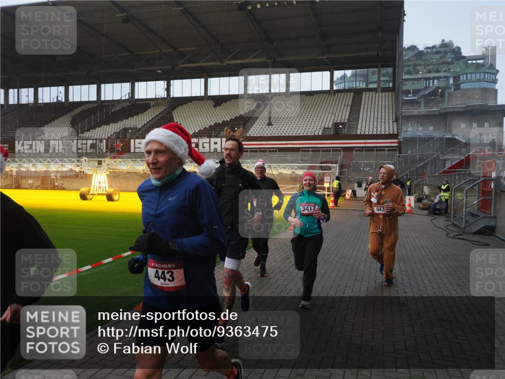 07.12.2025 - St. Pauli X-Mass-Run No. 15 Fabian Wolf http://msf.ph/oto/9363475 07.12.2025 10:03:00 Ziel 177, 442, 443, 885, 918, 936, 943, 956, 1314, 2505, 3284, 3417, 3518, 3892 meine-sportfotos.de