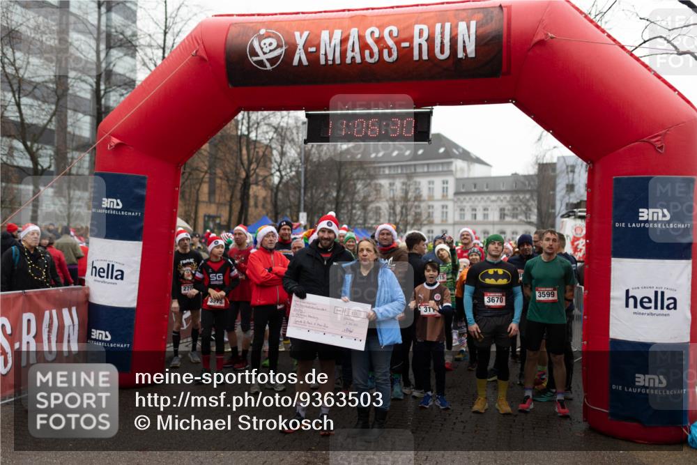07.12.2025 - St. Pauli X-Mass-Run No. 15 Michael Strokosch http://msf.ph/oto/9363503 07.12.2025 12:06:29 Laufen 270, 3915, 336, 3670, 31, 3599 meine-sportfotos.de