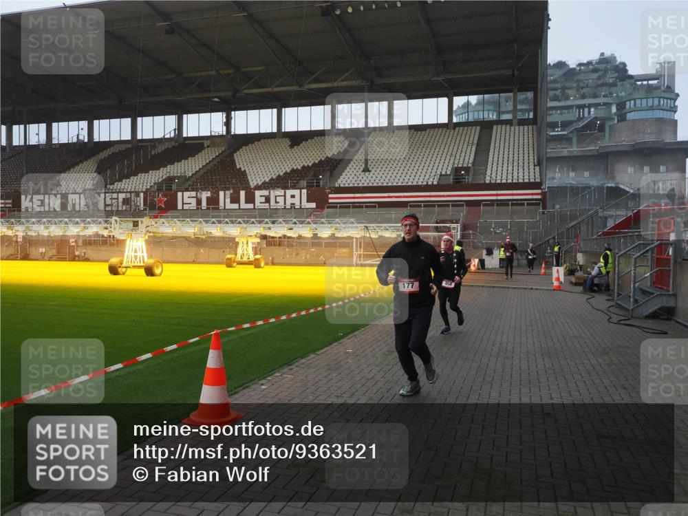 07.12.2025 - St. Pauli X-Mass-Run No. 15 Fabian Wolf http://msf.ph/oto/9363521 07.12.2025 10:03:03 Ziel 177, 442, 443, 885, 918, 936, 943, 956, 1118, 1314, 2505, 3284, 3417 meine-sportfotos.de