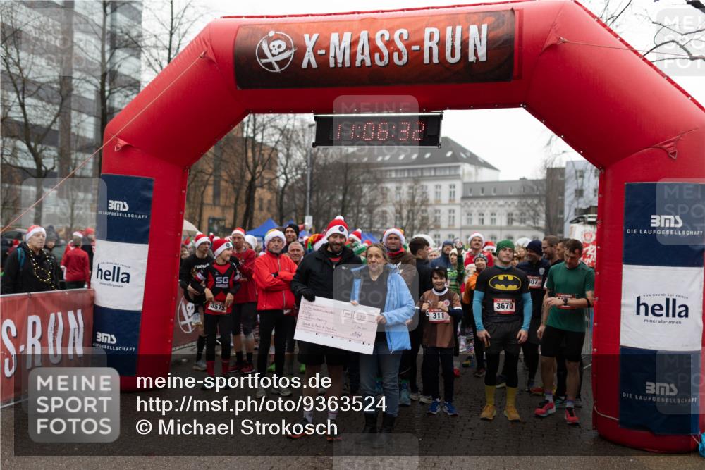 07.12.2025 - St. Pauli X-Mass-Run No. 15 Michael Strokosch http://msf.ph/oto/9363524 07.12.2025 12:06:31 Laufen 10, 06, 38, 3575, 311, 33, 3670, 807 meine-sportfotos.de