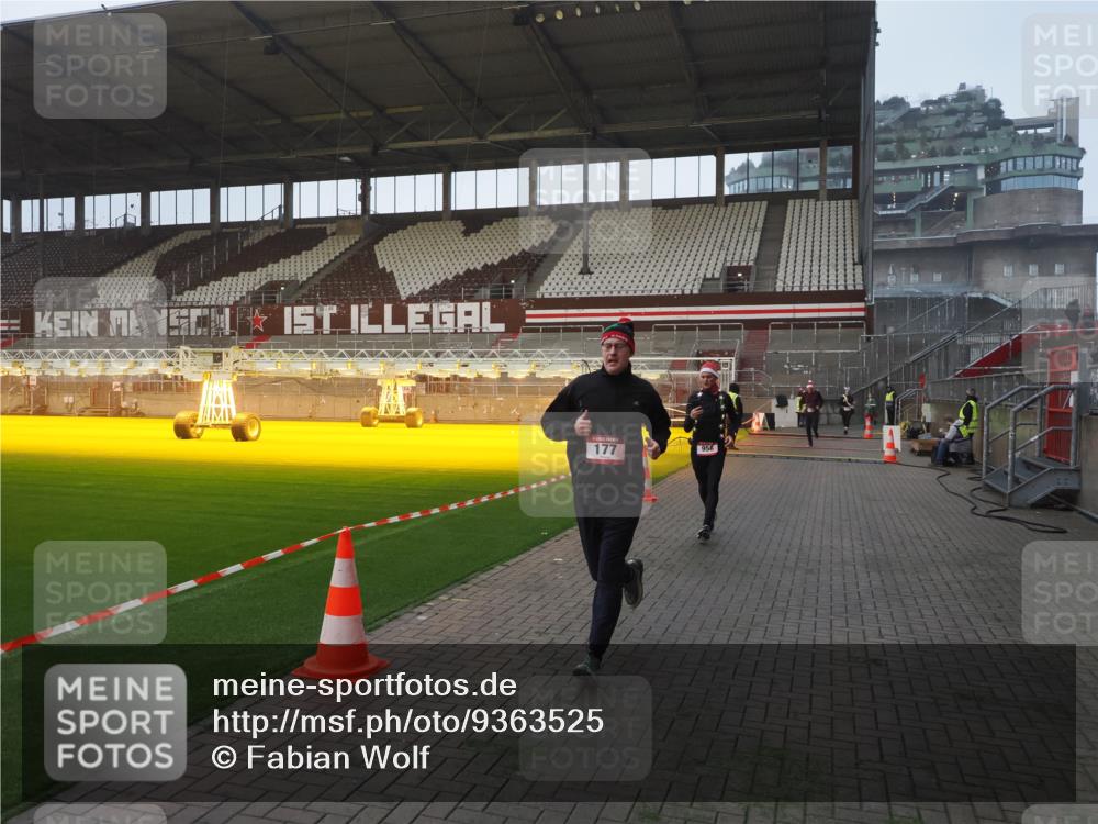 07.12.2025 - St. Pauli X-Mass-Run No. 15 Fabian Wolf http://msf.ph/oto/9363525 07.12.2025 10:03:03 Ziel 177, 442, 443, 885, 918, 936, 943, 956, 1118, 1314, 2505, 3284, 3417 meine-sportfotos.de