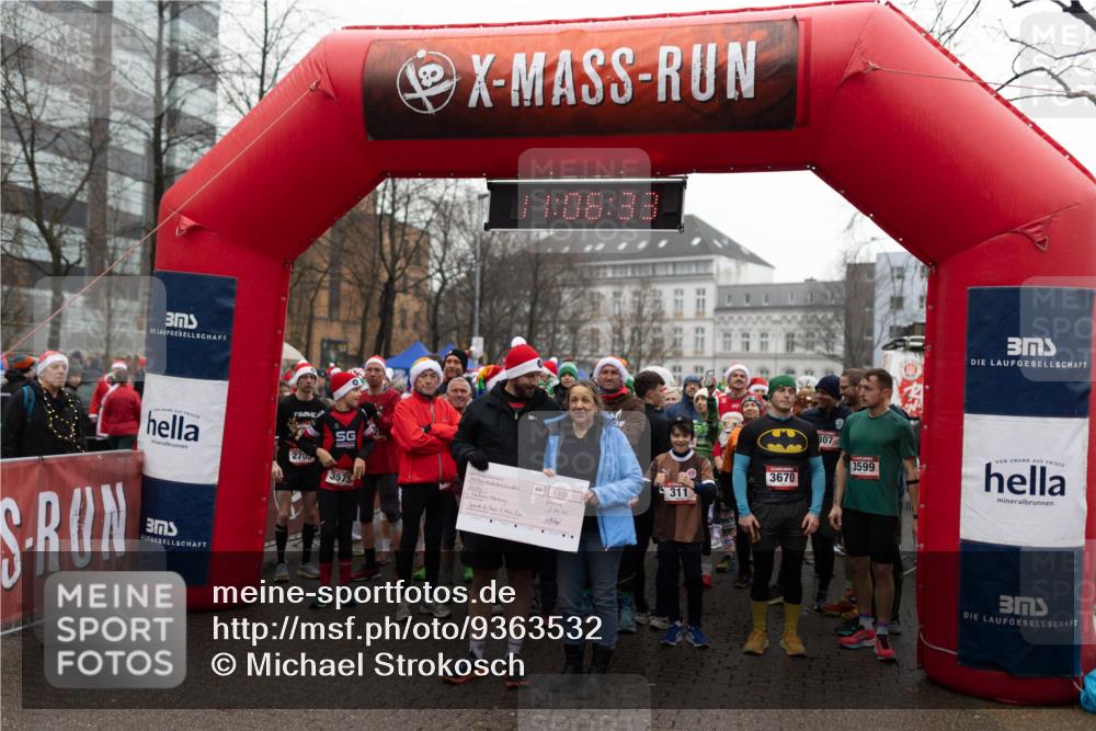 07.12.2025 - St. Pauli X-Mass-Run No. 15 Michael Strokosch http://msf.ph/oto/9363532 07.12.2025 12:06:32 Laufen 13, 06, 33, 270, 3575, 189, 3900, 7, 30, 311, 3670, 807, 3599 meine-sportfotos.de