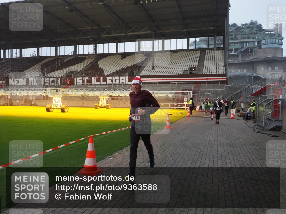 07.12.2025 - St. Pauli X-Mass-Run No. 15 Fabian Wolf http://msf.ph/oto/9363588 07.12.2025 10:03:10 Ziel 177, 442, 443, 460, 936, 943, 956, 963, 965, 1118, 1594, 2505, 2682, 3417 meine-sportfotos.de