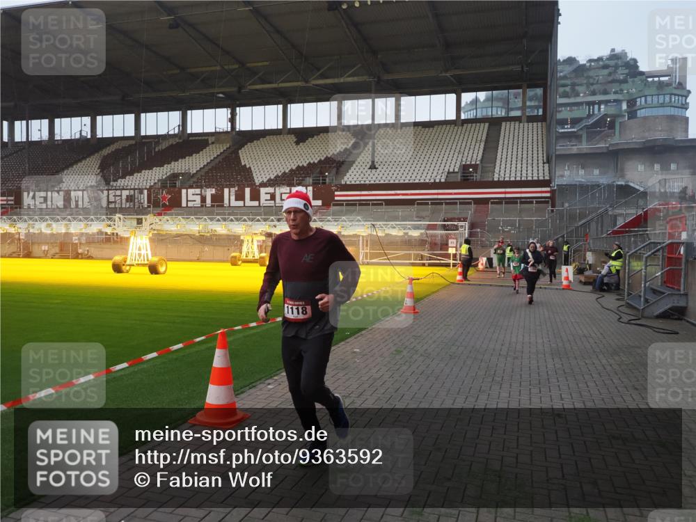 07.12.2025 - St. Pauli X-Mass-Run No. 15 Fabian Wolf http://msf.ph/oto/9363592 07.12.2025 10:03:10 Ziel 177, 442, 443, 460, 936, 943, 956, 963, 965, 1118, 1594, 2505, 2682, 3417 meine-sportfotos.de