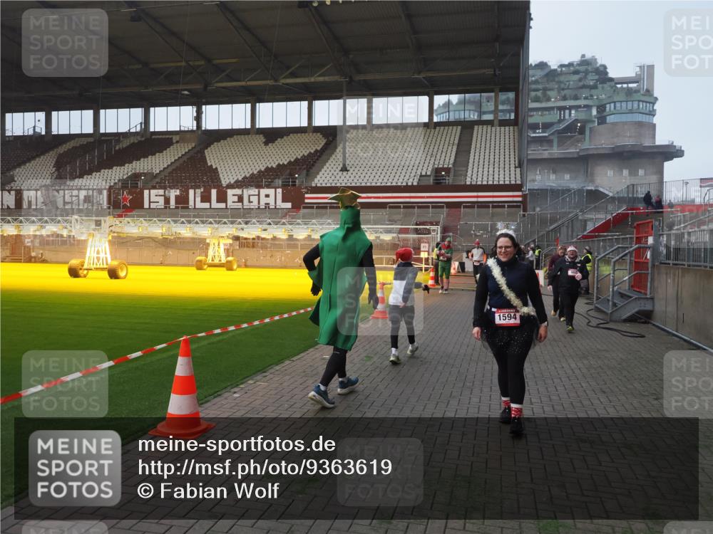 07.12.2025 - St. Pauli X-Mass-Run No. 15 Fabian Wolf http://msf.ph/oto/9363619 07.12.2025 10:03:16 Ziel 177, 460, 956, 963, 965, 1118, 1594, 2682, 2973, 2975 meine-sportfotos.de