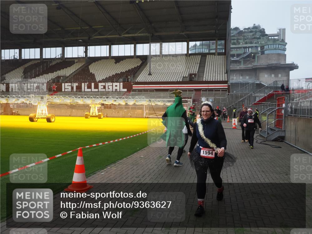 07.12.2025 - St. Pauli X-Mass-Run No. 15 Fabian Wolf http://msf.ph/oto/9363627 07.12.2025 10:03:16 Ziel 177, 460, 956, 963, 965, 1118, 1594, 2682, 2973, 2975 meine-sportfotos.de
