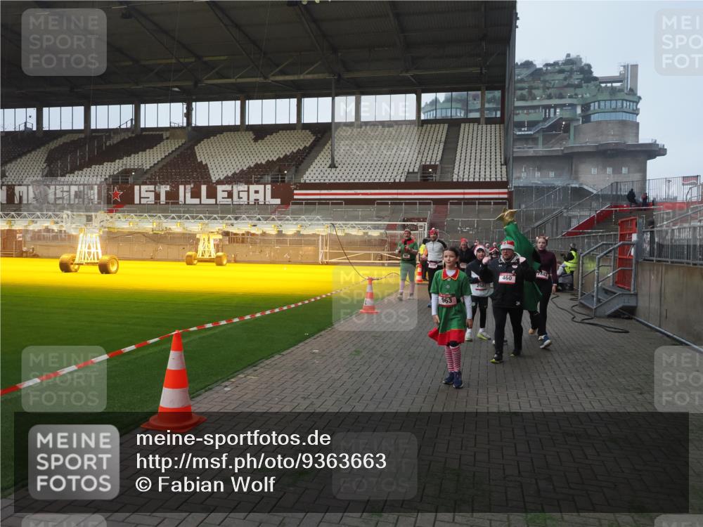 07.12.2025 - St. Pauli X-Mass-Run No. 15 Fabian Wolf http://msf.ph/oto/9363663 07.12.2025 10:03:19 Ziel 177, 460, 963, 965, 1118, 1594, 2682, 2973, 2975 meine-sportfotos.de