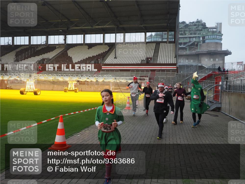 07.12.2025 - St. Pauli X-Mass-Run No. 15 Fabian Wolf http://msf.ph/oto/9363686 07.12.2025 10:03:21 Ziel 460, 963, 965, 1118, 1484, 1486, 1594, 2682, 2973, 2975, 4193, 4239 meine-sportfotos.de