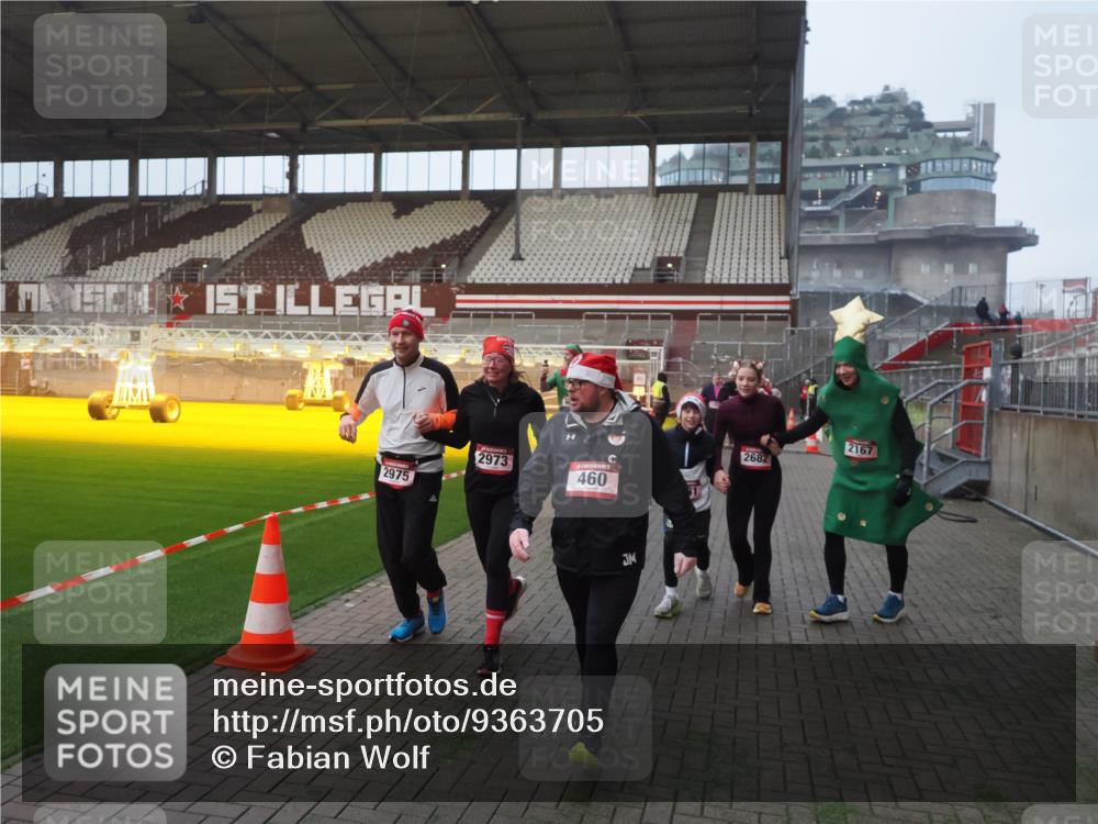 07.12.2025 - St. Pauli X-Mass-Run No. 15 Fabian Wolf http://msf.ph/oto/9363705 07.12.2025 10:03:23 Ziel 460, 963, 965, 1118, 1484, 1486, 1594, 2682, 2973, 2975, 4193, 4239 meine-sportfotos.de