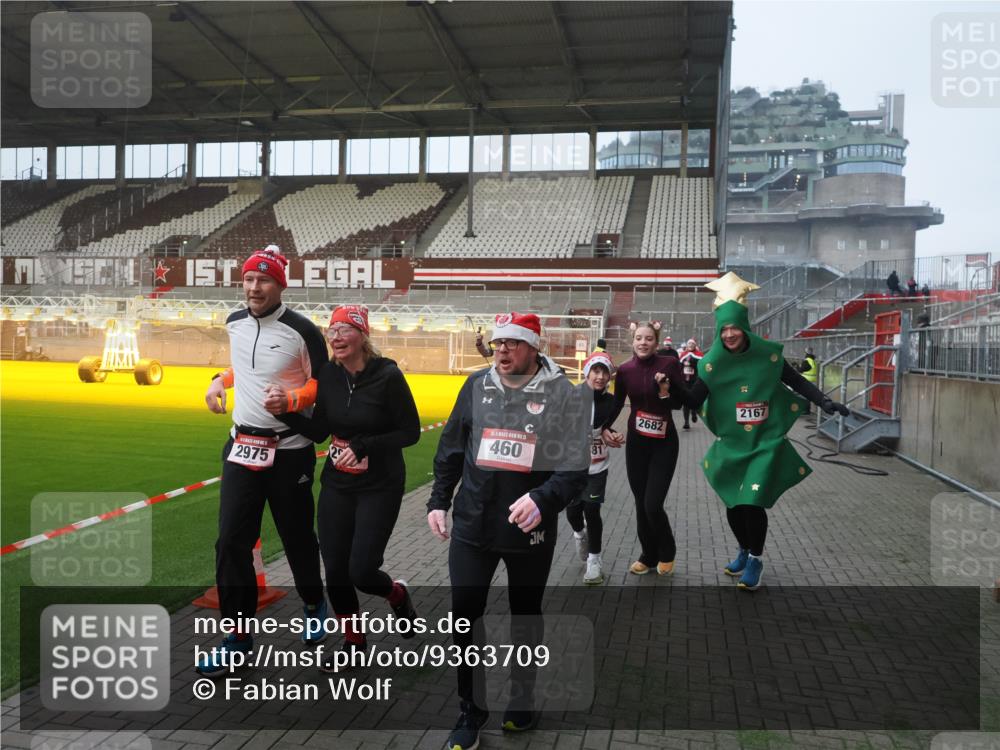 07.12.2025 - St. Pauli X-Mass-Run No. 15 Fabian Wolf http://msf.ph/oto/9363709 07.12.2025 10:03:23 Ziel 460, 963, 965, 1118, 1484, 1486, 1594, 2682, 2973, 2975, 4193, 4239 meine-sportfotos.de