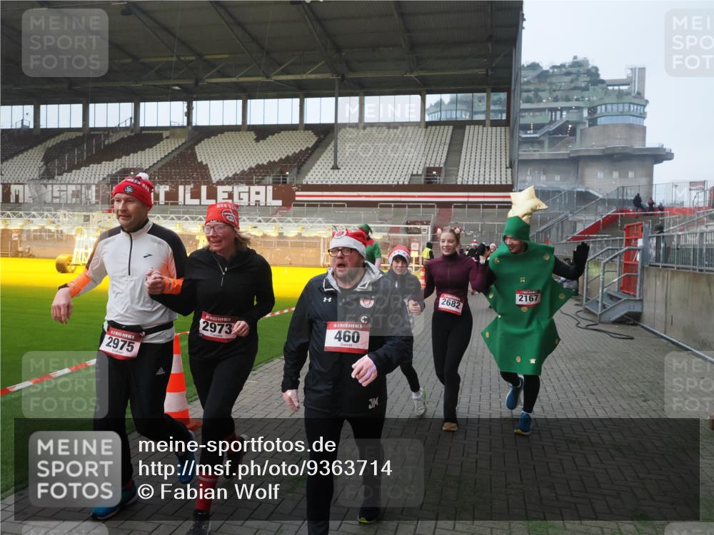 07.12.2025 - St. Pauli X-Mass-Run No. 15 Fabian Wolf http://msf.ph/oto/9363714 07.12.2025 10:03:23 Ziel 460, 963, 965, 1118, 1484, 1486, 1594, 2682, 2973, 2975, 4193, 4239 meine-sportfotos.de
