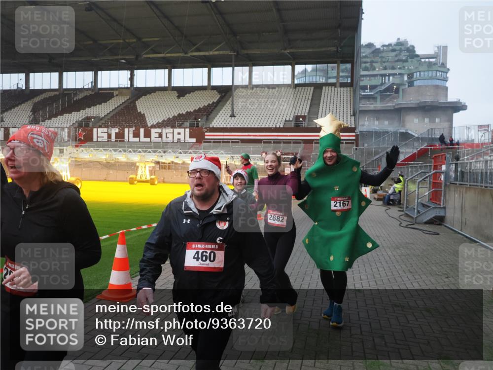 07.12.2025 - St. Pauli X-Mass-Run No. 15 Fabian Wolf http://msf.ph/oto/9363720 07.12.2025 10:03:24 Ziel 460, 963, 965, 1484, 1486, 1594, 2682, 2973, 2975, 4193, 4239 meine-sportfotos.de