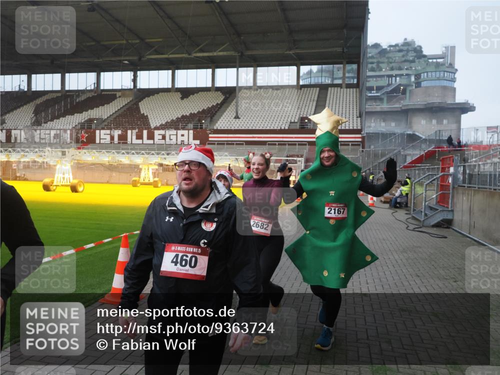 07.12.2025 - St. Pauli X-Mass-Run No. 15 Fabian Wolf http://msf.ph/oto/9363724 07.12.2025 10:03:24 Ziel 460, 963, 965, 1484, 1486, 1594, 2682, 2973, 2975, 4193, 4239 meine-sportfotos.de