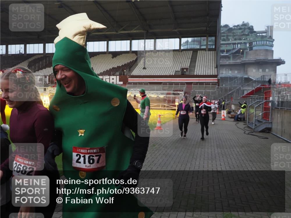07.12.2025 - St. Pauli X-Mass-Run No. 15 Fabian Wolf http://msf.ph/oto/9363747 07.12.2025 10:03:25 Ziel 460, 963, 965, 984, 1484, 1486, 1594, 2682, 2973, 2975, 4193, 4239 meine-sportfotos.de
